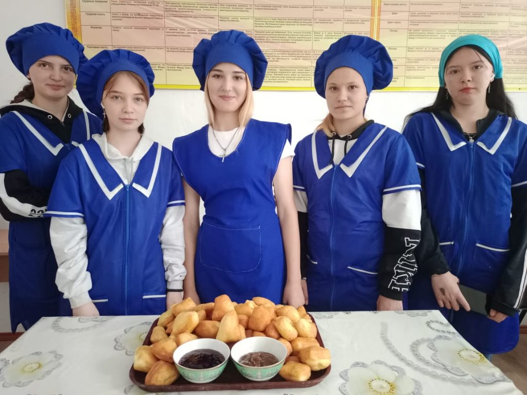 Соңында қыздар